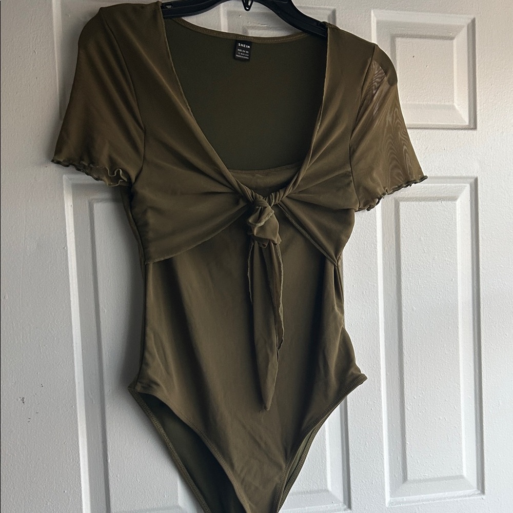 ♥️Olive Green Tie-Front Bodysuit ( Large)